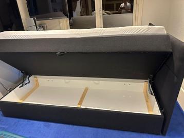 Bed 160x200 + Topper (4 maanden oud) beschikbaar voor biedingen