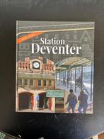 Arno Dijkhof - Station Deventer - 2020, Boeken, Ophalen of Verzenden, 20e eeuw of later, Gelezen, Arno Dijkhof