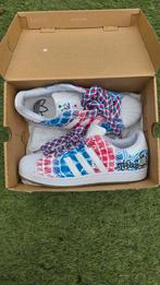 Adidas Sneakers - Unieke Custom Design, Kleding | Heren, Schoenen, Ophalen of Verzenden, Zo goed als nieuw, Wit