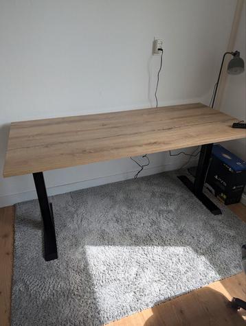 Verstelbaar Bureau, zo goed als nieuw! beschikbaar voor biedingen