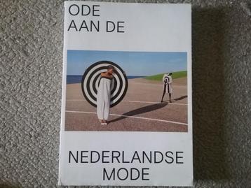 Ode aan de Nederlandse mode (Gemeentemuseum Den Haag 2015) beschikbaar voor biedingen