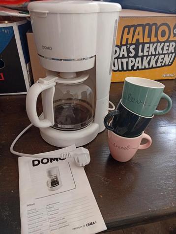 Koffiezetapparaat met kopjes en standaard  beschikbaar voor biedingen