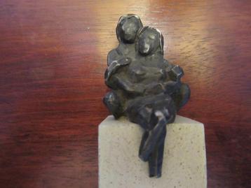 BRONZEN BEELDJE Verliefd stel dicht bij elkaar zittend € 45  beschikbaar voor biedingen