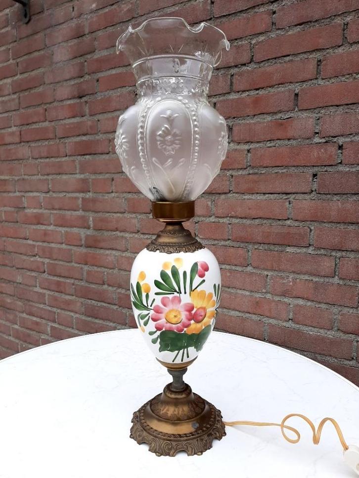 Schemerlamp in de stijl van een olielamp. Totaal 63 cm. hoog, Antiek en Kunst, Antiek | Lampen, Ophalen of Verzenden