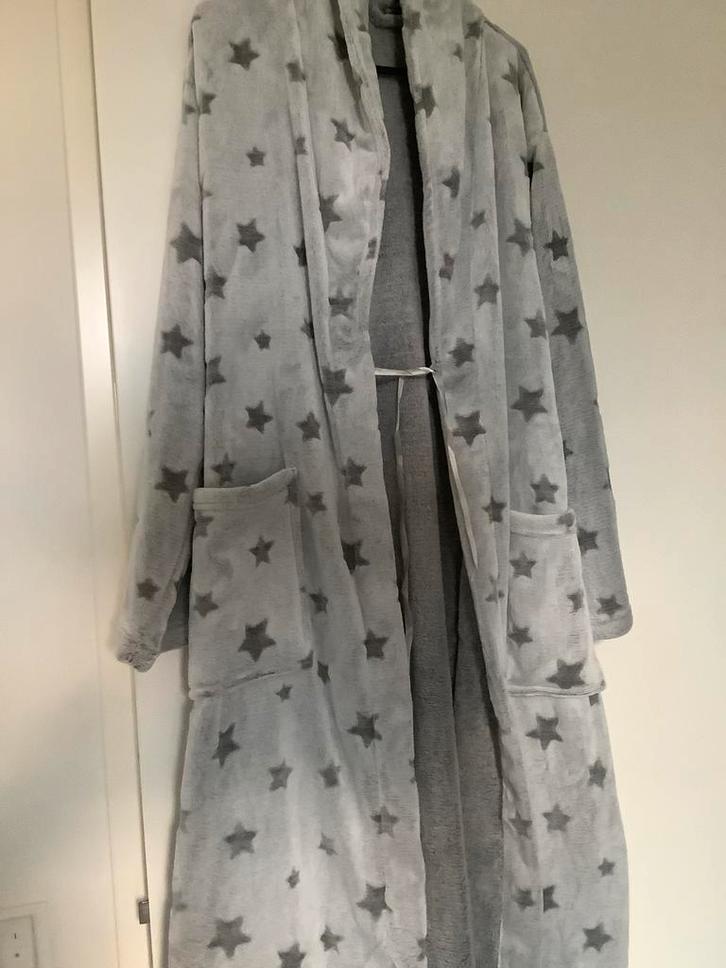 Badjas zacht en mooi verzenden grijs met motief,, Kleding | Dames, Pyjama's, Nieuw, Maat 42/44 (L), Ophalen of Verzenden