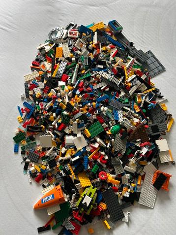 Een bak vol lego. beschikbaar voor biedingen