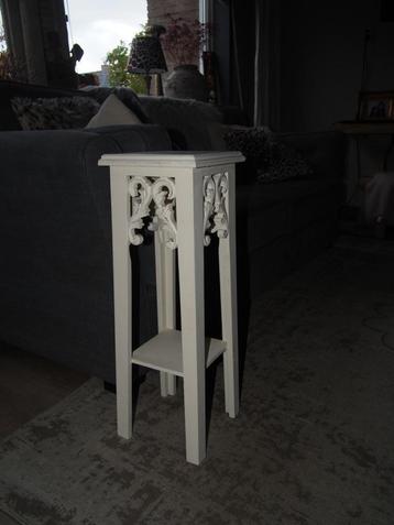 Kleine houten Pilaar/Plantentafel beschikbaar voor biedingen