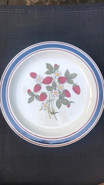 Groot bord met aardbeien   beschikbaar voor biedingen