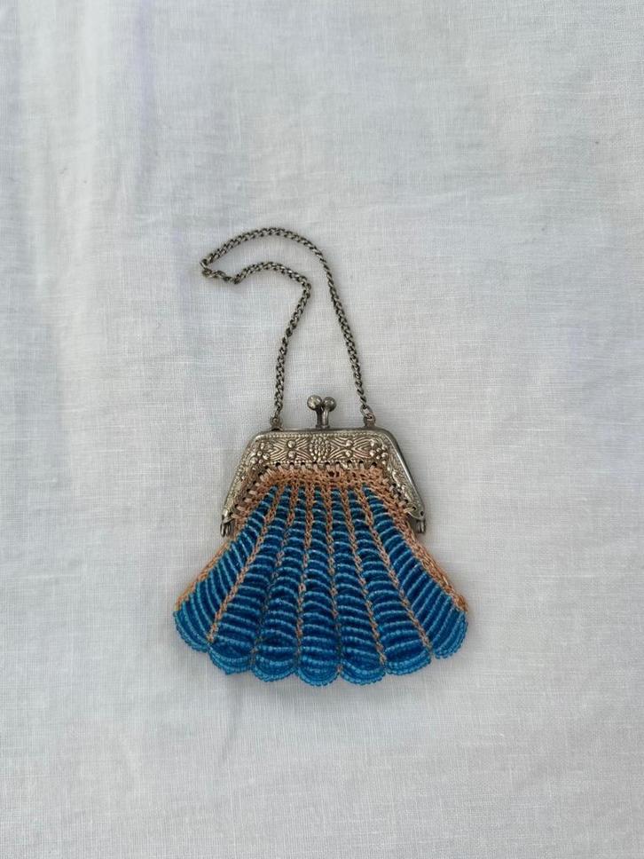 Antiek kralenwerkbuideltje met zilveren beugelsluiting, Sieraden, Tassen en Uiterlijk, Broches, Zo goed als nieuw, Zilver, Ophalen of Verzenden