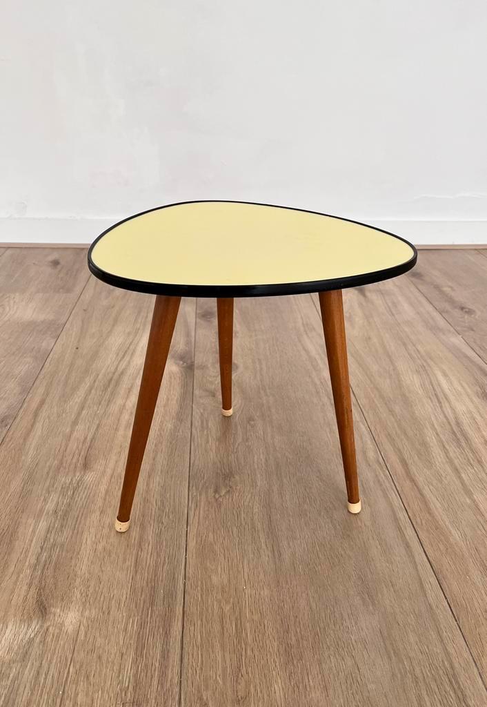 Vintage, Retro plantentafeltje, driehoek, geel, Huis en Inrichting, Tafels | Bijzettafels, Gebruikt, Overige vormen, Minder dan 45 cm
