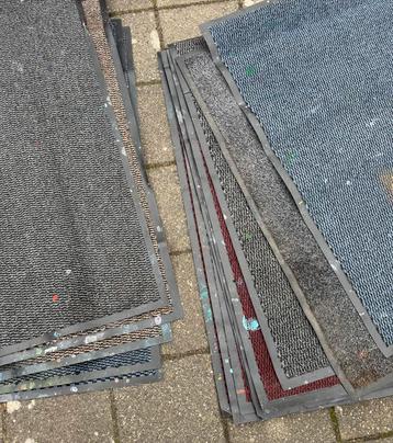 5 grote en 11 kleine matten (voor hobby) beschikbaar voor biedingen