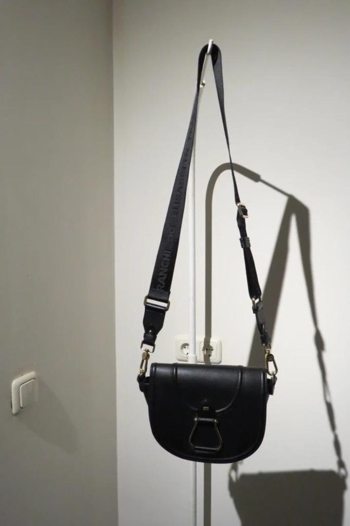 Elisabetta Franchi schoudertas merk strap gouden hardware, Sieraden, Tassen en Uiterlijk, Tassen | Damestassen, Zo goed als nieuw