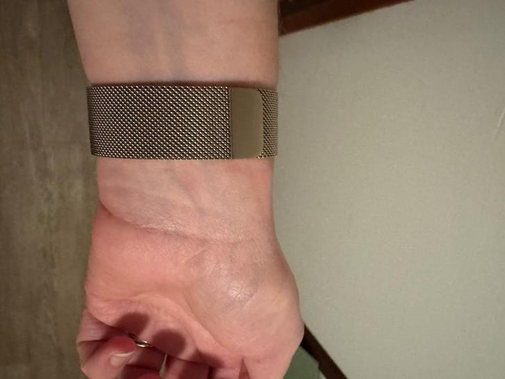 Apple Milanese loop band 42mm goud, Sieraden, Tassen en Uiterlijk, Smartwatches, Zo goed als nieuw, iOS, Roze, Ophalen of Verzenden