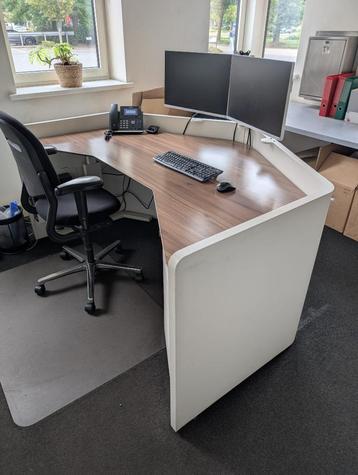 Design bureau (2 stuks) beschikbaar voor biedingen