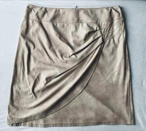Scarva rok maat 44 suèdelook [DM], Kleding | Dames, Rokken, Zo goed als nieuw, Maat 42/44 (L), Beige, Boven de knie, Ophalen of Verzenden