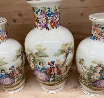 Vintage decoratieve vaas beschikbaar voor biedingen