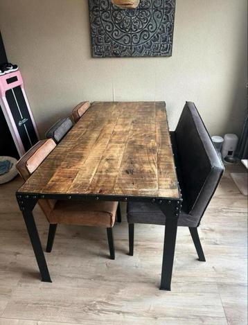 Mango tafel beschikbaar voor biedingen