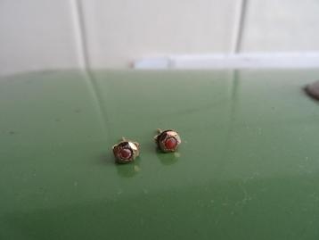 Antieke oude gouden oorbellen met bloedkoraal  beschikbaar voor biedingen