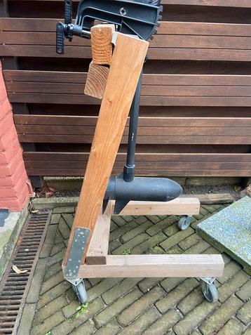 Buitenboordmotor dok tot ongeveer 50 KG beschikbaar voor biedingen