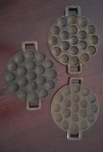 Te koop: 3x Gietijzeren Poffertjespan – 22 cm –  beschikbaar voor biedingen