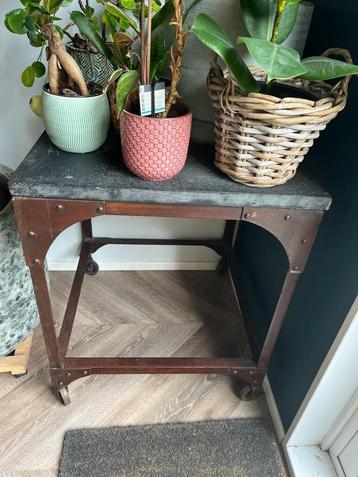 Industriele tafel met stenen blad beschikbaar voor biedingen