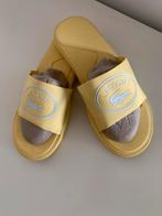 Gele Lacoste slippers maat 41 weinig gedragen, Kleding | Dames, Schoenen, Ophalen of Verzenden, Zo goed als nieuw, Geel