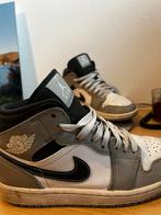 Air Jordan 1 Mid Light Smokey Grey, Nike Air Jordan, Ophalen of Verzenden, Grijs