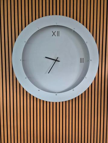 Grote Grijze Industriële Klok beschikbaar voor biedingen