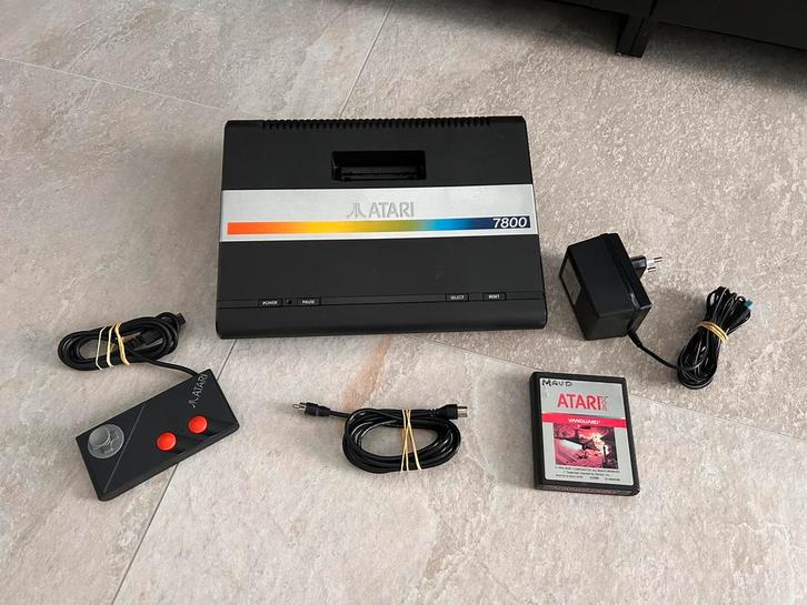 Atari 7800 met spel en adapter, Spelcomputers en Games, Spelcomputers | Atari, Gebruikt, Atari 7800 of Flashback, Met 1 controller