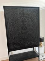 Zwarte kast met handgemaakt houtsnijwerk op de deuren, Huis en Inrichting, Ophalen, Zo goed als nieuw, 25 tot 50 cm, Metaal