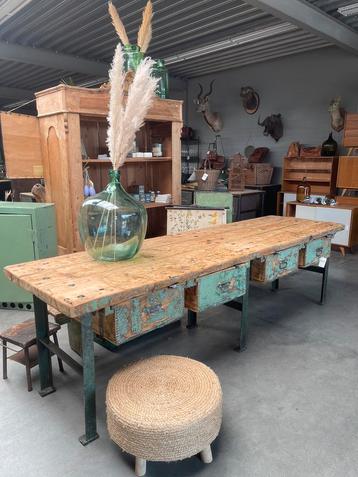 Oude werkbank, werktafel, toonbank, keuken, vintage beschikbaar voor biedingen