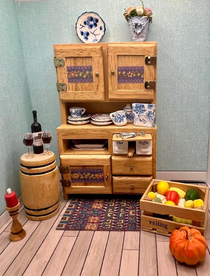 Rijkgevulde keukenkast schaal 1.12, Verzamelen, Poppenhuizen en Toebehoren, Zo goed als nieuw, Poppenhuis, Ophalen of Verzenden
