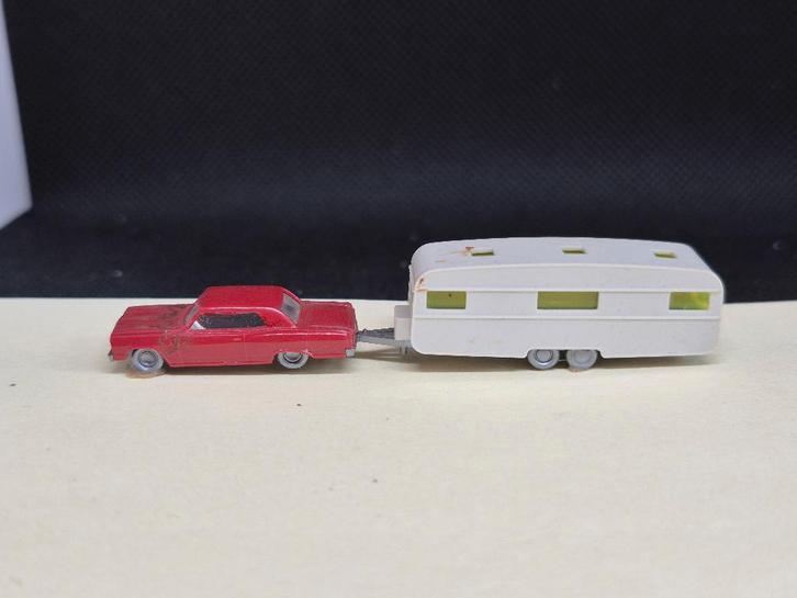 Wiking 0922 - Chevi Malibu met caravan (15534), Hobby en Vrije tijd, Modeltreinen | N-Spoor, Gebruikt, Overige typen, Gelijkstroom