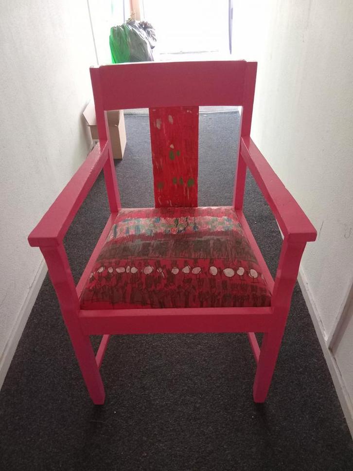 Kunstzinnige Stoel - Eindhoven/Geldrop, Huis en Inrichting, Stoelen, Gebruikt, Eén, Hout, Stof, Rood, Ophalen