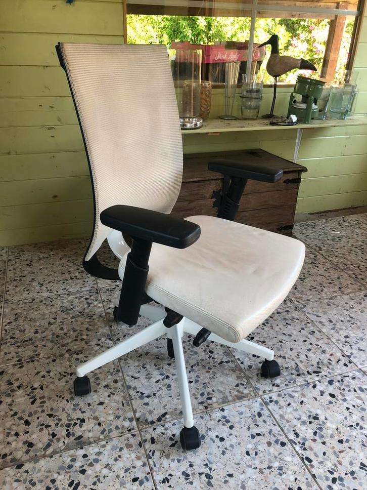 Haworth bureaustoel wit leder met zwart, Huis en Inrichting, Bureaustoelen, Gebruikt, Zwart, Ophalen