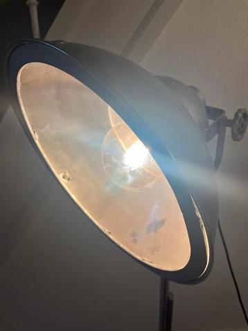 Industriële Vloerlamp beschikbaar voor biedingen