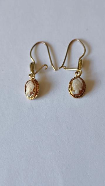Oude gouden oorbellen met Camee, 14 krt beschikbaar voor biedingen