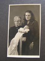 Foto DE LEEUW, Kollum: 3 Generaties; eind 1940, Verzamelen, 1940 tot 1960, Gebruikt, Ophalen of Verzenden, Foto