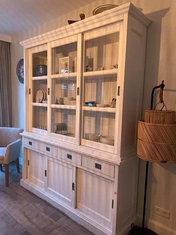 Buffetkast met glazen schuifdeuren beschikbaar voor biedingen