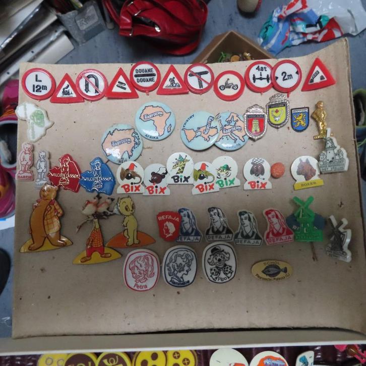 speldjes veel 60 er jaren  series, thema's enz, Verzamelen, Speldjes, Pins en Buttons, Gebruikt, Overige onderwerpen, Verzenden