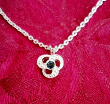 AVON ketting met hanger. Blauw steentje. Zilver beschikbaar voor biedingen