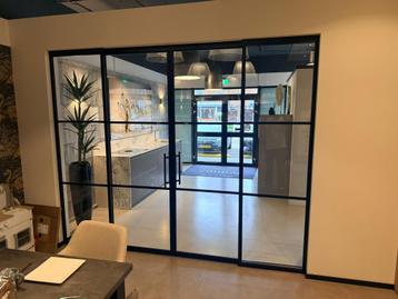 Strakke aluminium Schuifwand met glas 300 x 243,8 cm  beschikbaar voor biedingen