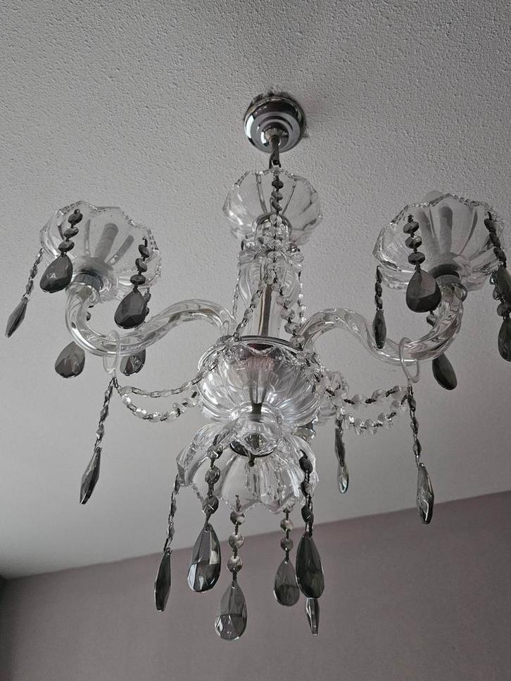 Kroonluchter met 3 lampjes en grijze druppels, Huis en Inrichting, Lampen | Kroonluchters, Gebruikt, Glas, Metaal, Ophalen