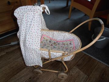 Twee antieke poppenwagentjes te koop beschikbaar voor biedingen