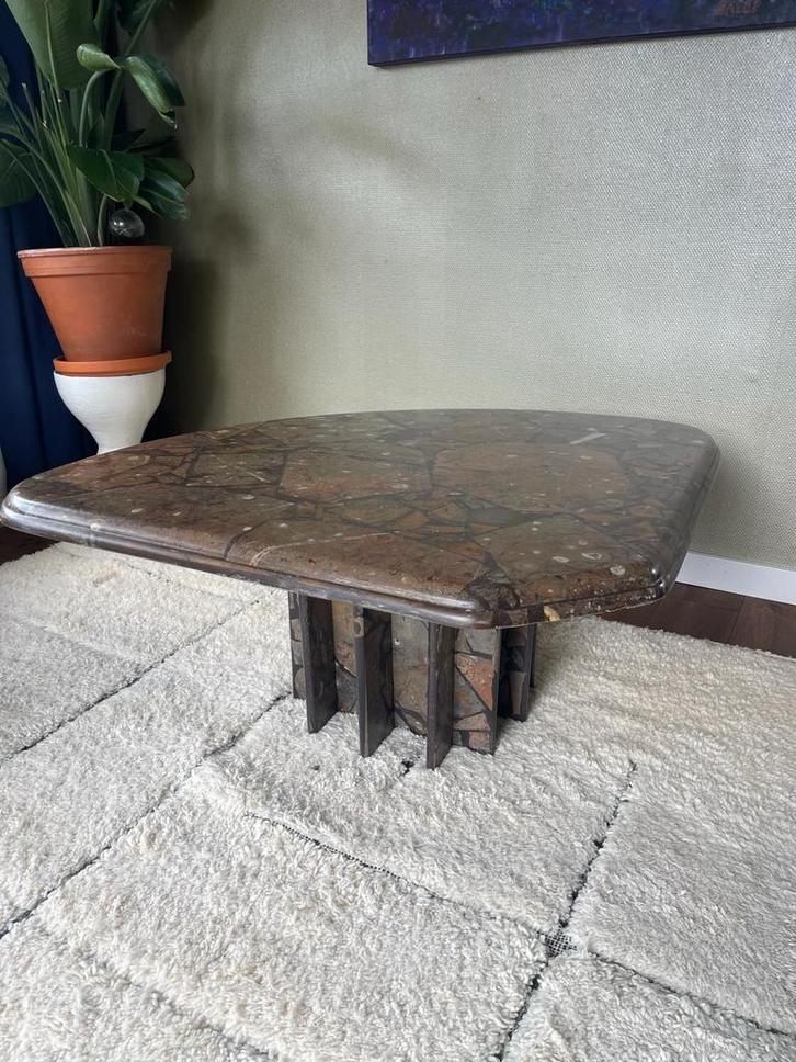 Brutalist Salontafel Natuursteen met Fossielen, Huis en Inrichting, Tafels | Salontafels, Ophalen of Verzenden