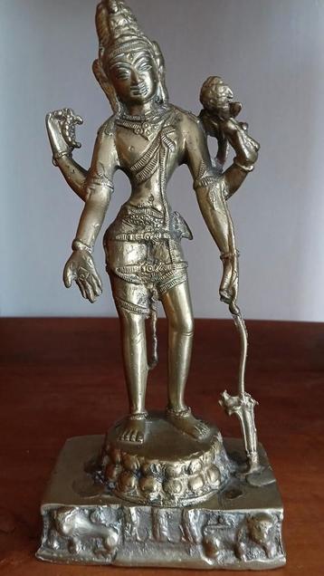 Oud beeld van  de Hindoeïstische vierarmige Lord Vishnu beschikbaar voor biedingen