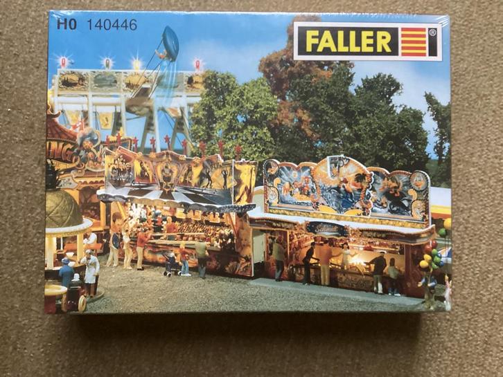 Faller 140446 twee kermiskramen ongebouwd in gesealde verpak, Hobby en Vrije tijd, Modeltreinen | H0, Nieuw, Brug, Tunnel of Gebouw