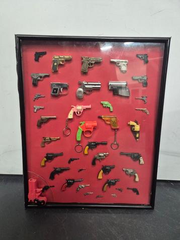 Collectie Miniatuur Pistolen in Lijst beschikbaar voor biedingen