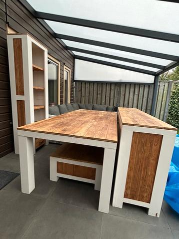 Dressoir, boekenkast, salontafel en eettafel beschikbaar voor biedingen