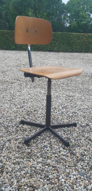 Werkstoel zithoogte 54 atelier stoel beschikbaar voor biedingen